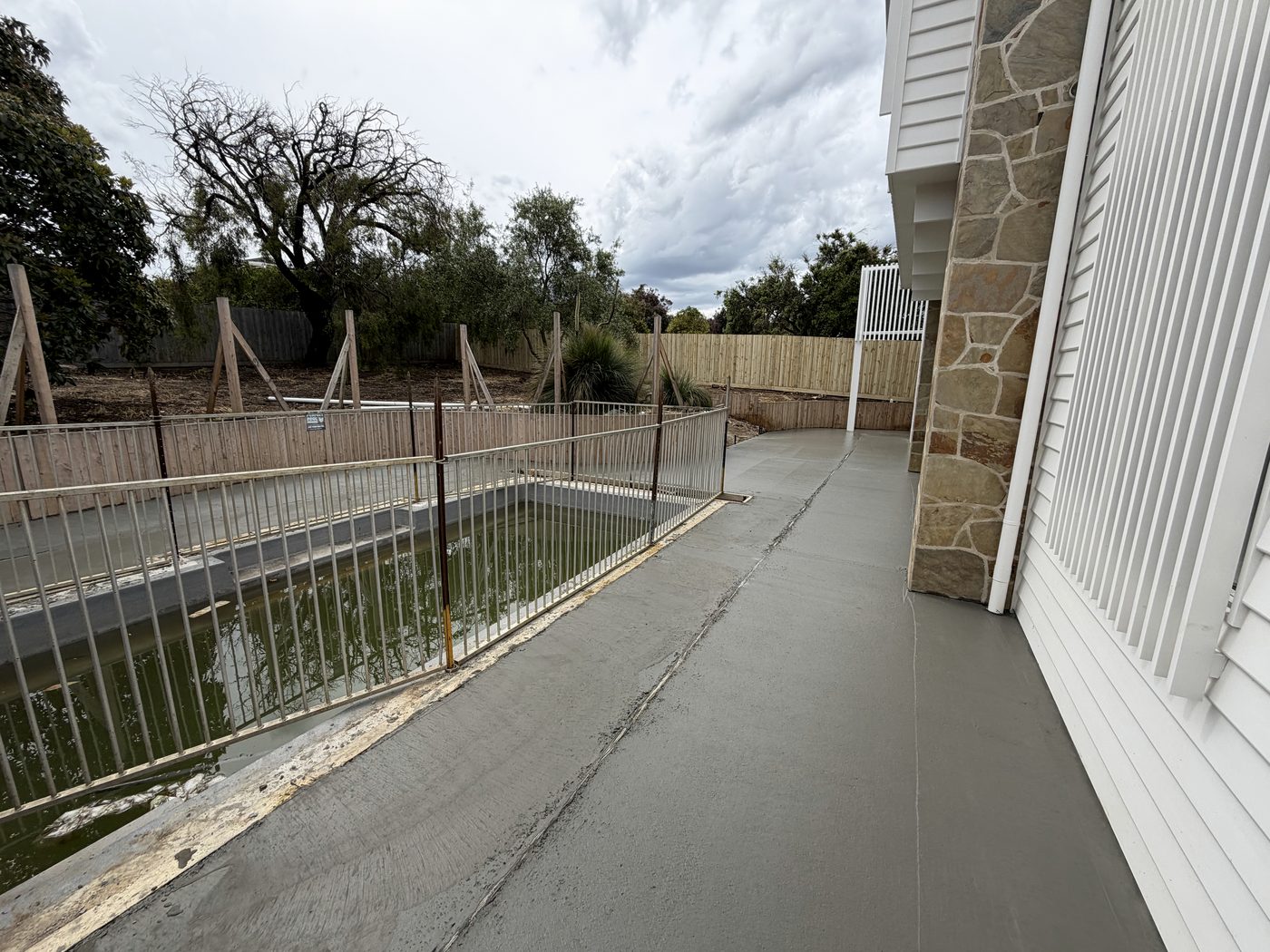 Fischer Street Torquay — concrete pool surround