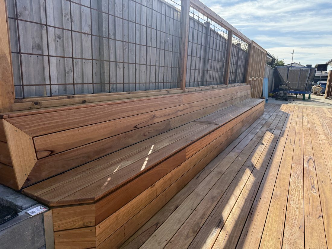 Torquay hardwood deck with built-in seating
